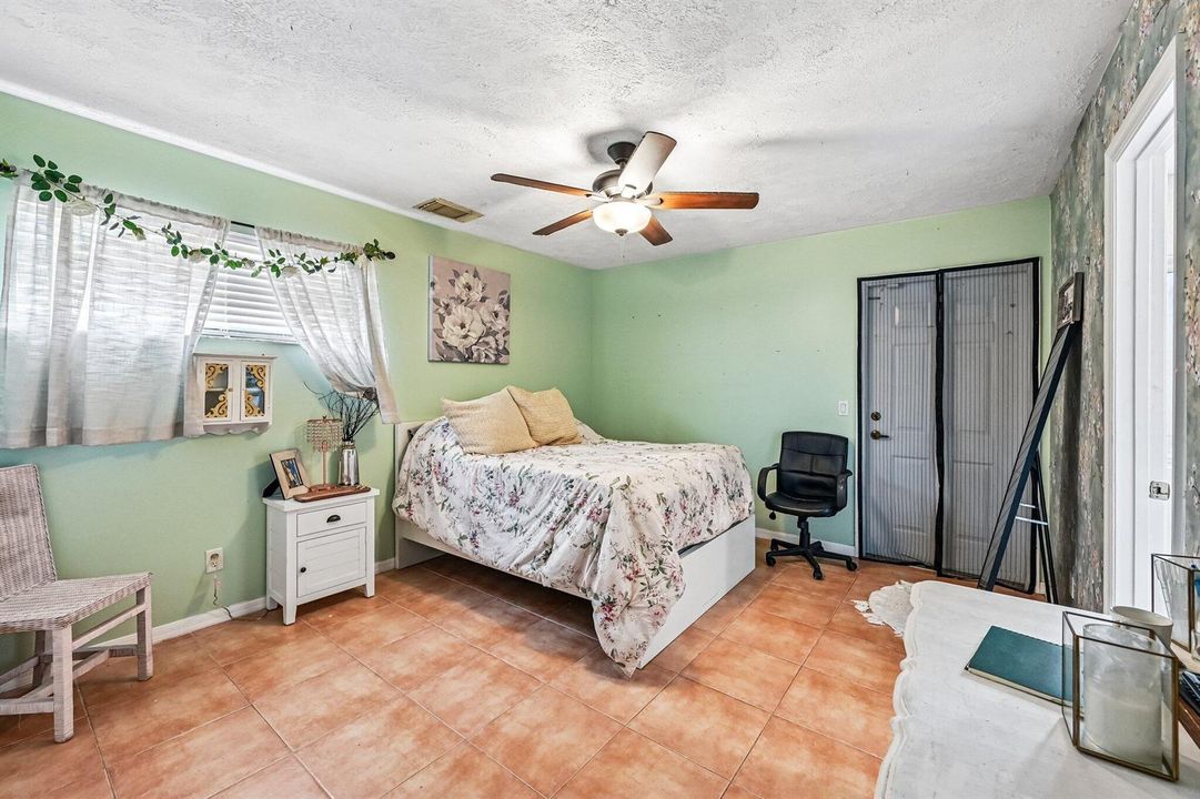 19-web-or-mls-SW Mercer St-S3105-032