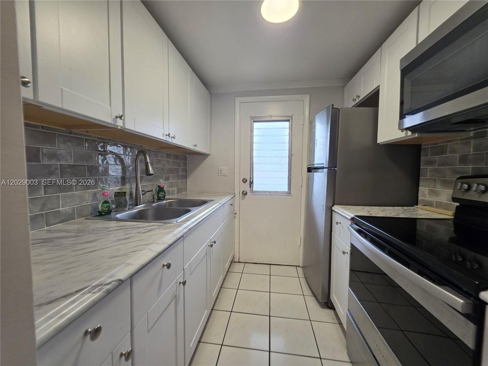 For Sale: $60,000 (1 beds, 1 baths, 688 Square Feet)