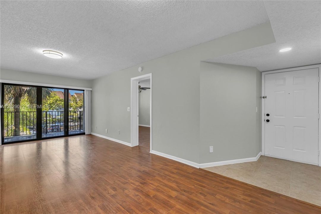 For Rent: $2,050 (2 beds, 2 baths, 986 Square Feet)