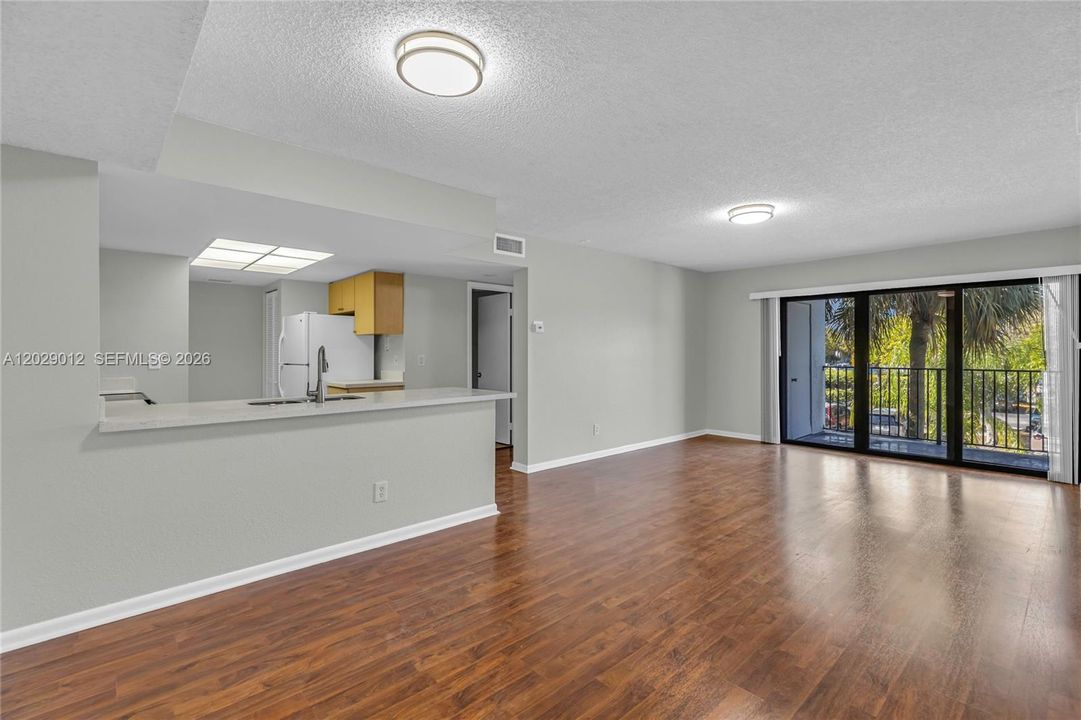 For Rent: $2,050 (2 beds, 2 baths, 986 Square Feet)