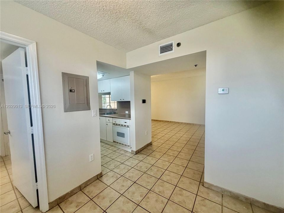For Rent: $1,900 (1 beds, 1 baths, 702 Square Feet)