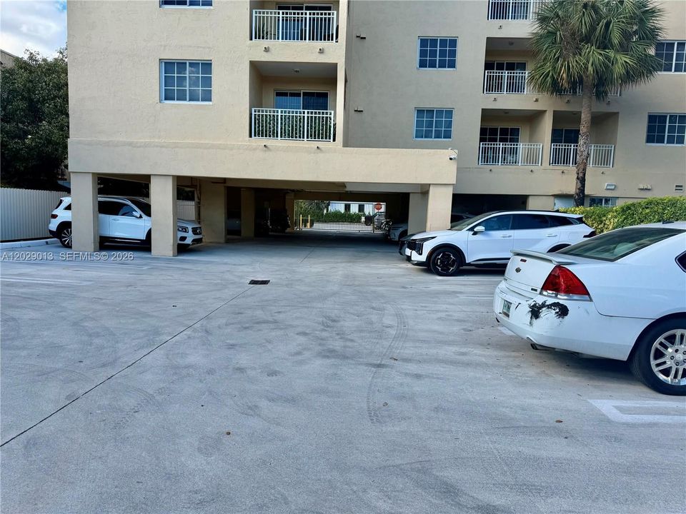 For Rent: $1,900 (1 beds, 1 baths, 702 Square Feet)