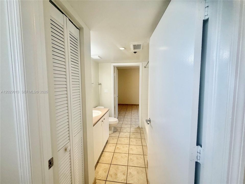 For Rent: $1,900 (1 beds, 1 baths, 702 Square Feet)