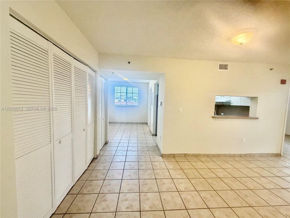 For Rent: $1,900 (1 beds, 1 baths, 702 Square Feet)