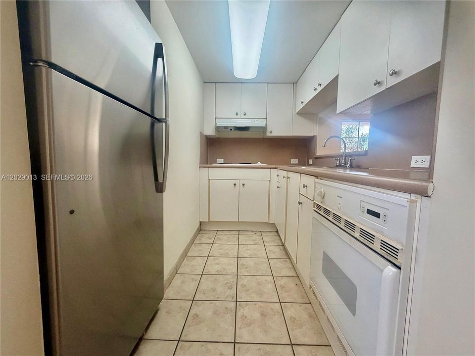 For Rent: $1,900 (1 beds, 1 baths, 702 Square Feet)