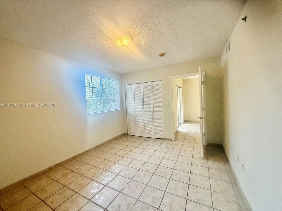 For Rent: $1,900 (1 beds, 1 baths, 702 Square Feet)