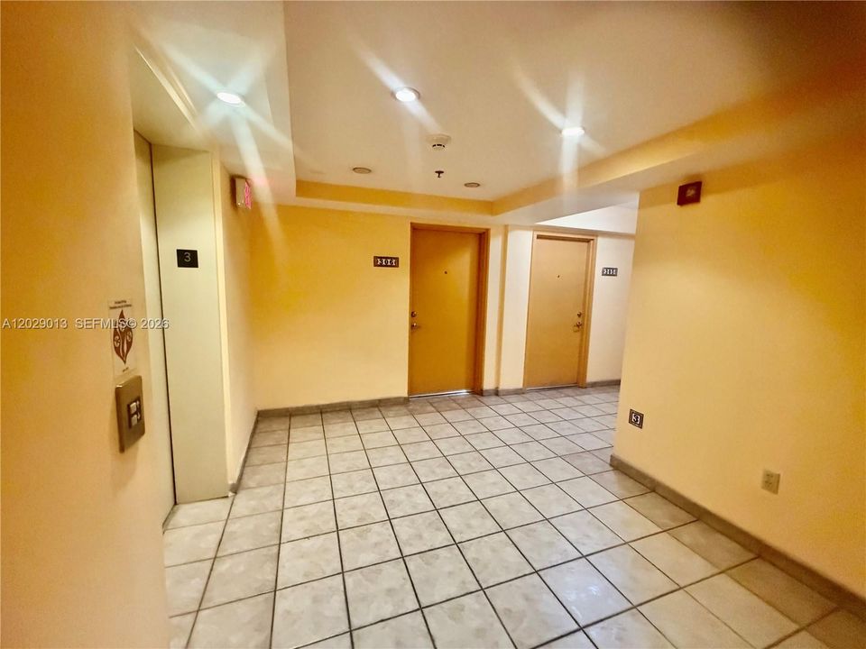 For Rent: $1,900 (1 beds, 1 baths, 702 Square Feet)