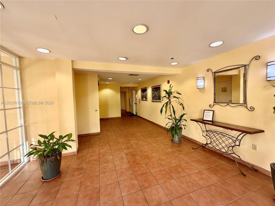 For Rent: $1,900 (1 beds, 1 baths, 702 Square Feet)