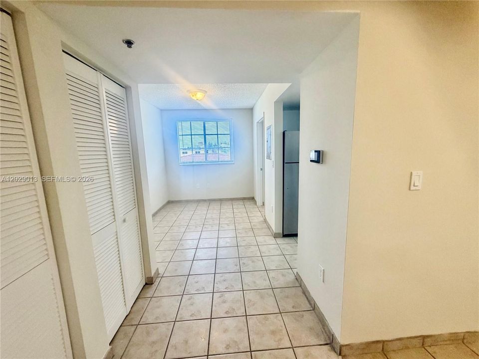 For Rent: $1,900 (1 beds, 1 baths, 702 Square Feet)
