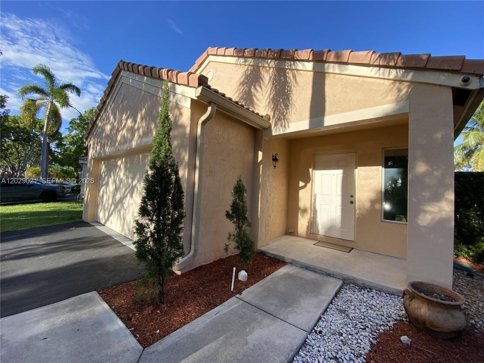 Active With Contract: $4,150 (3 beds, 2 baths, 1347 Square Feet)
