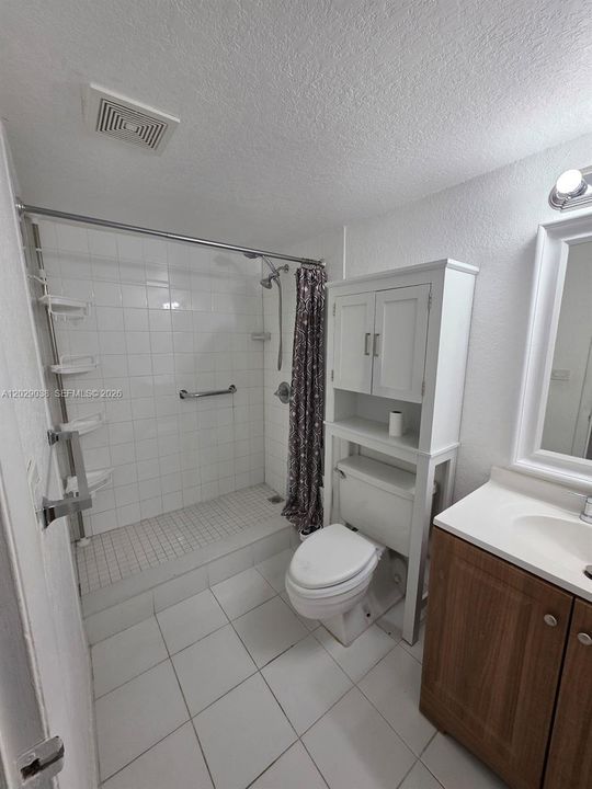 Под контрактом: $1,800 (1 спален, 1 ванн, 614 Квадратных фут)