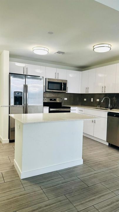 For Rent: $2,650 (1 beds, 1 baths, 672 Square Feet)