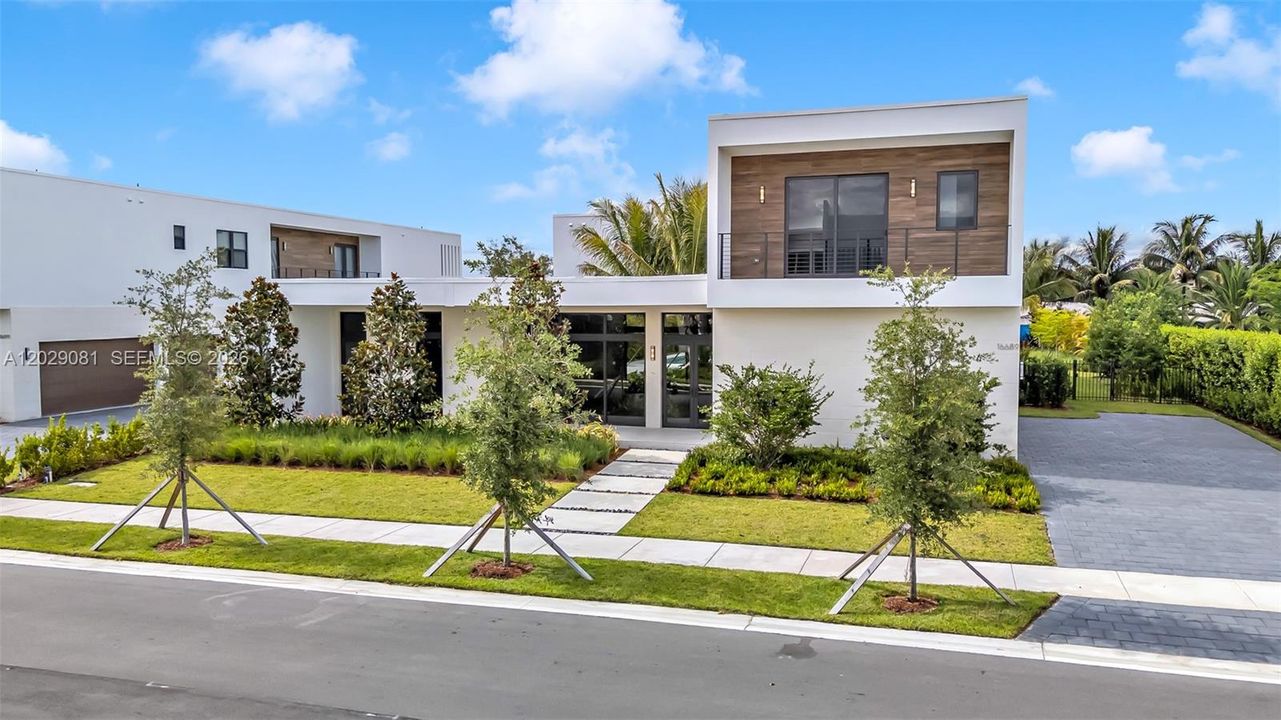 For Sale: $3,100,000 (5 beds, 6 baths, 5368 Square Feet)