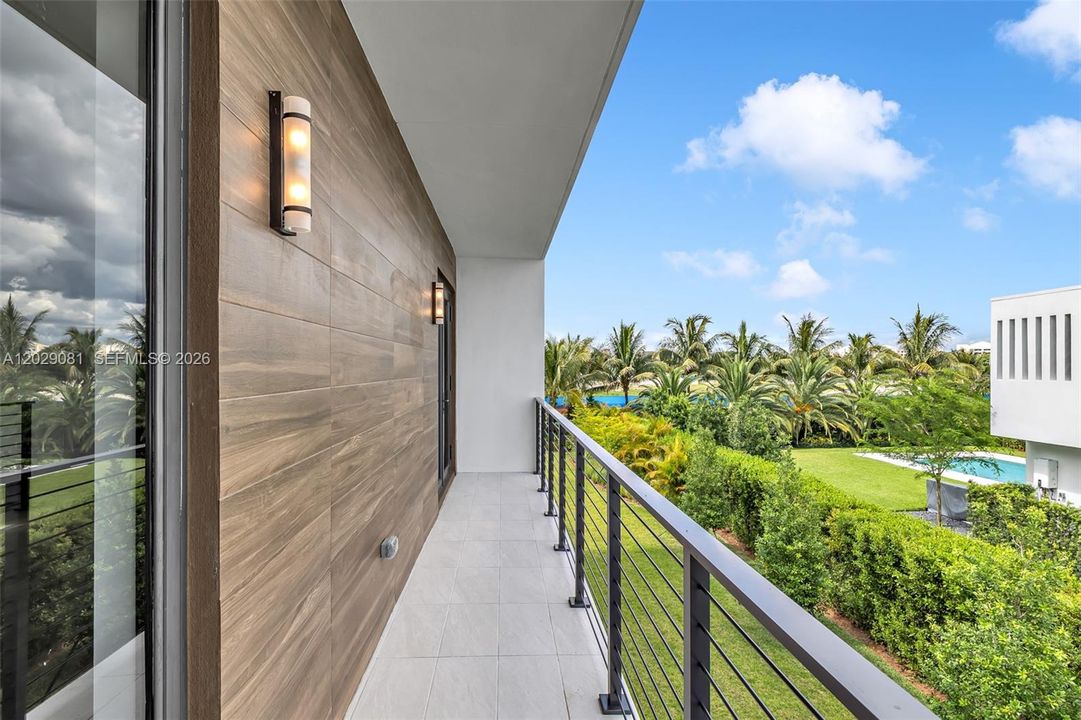 For Sale: $3,100,000 (5 beds, 6 baths, 5368 Square Feet)
