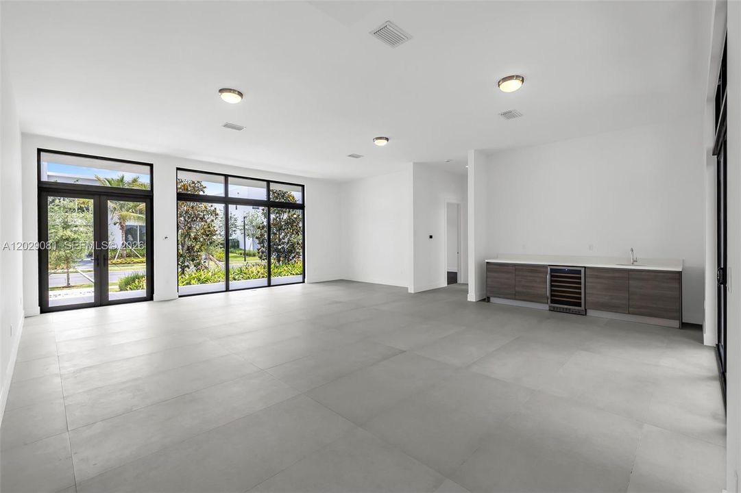 For Sale: $3,100,000 (5 beds, 6 baths, 5368 Square Feet)