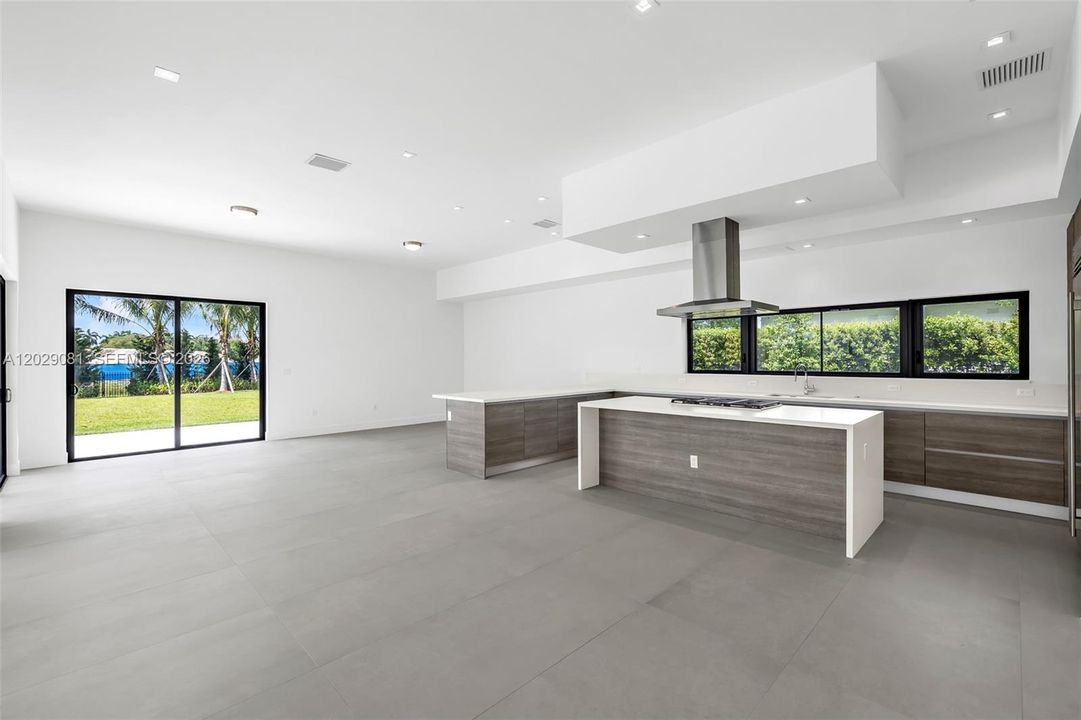 For Sale: $3,100,000 (5 beds, 6 baths, 5368 Square Feet)