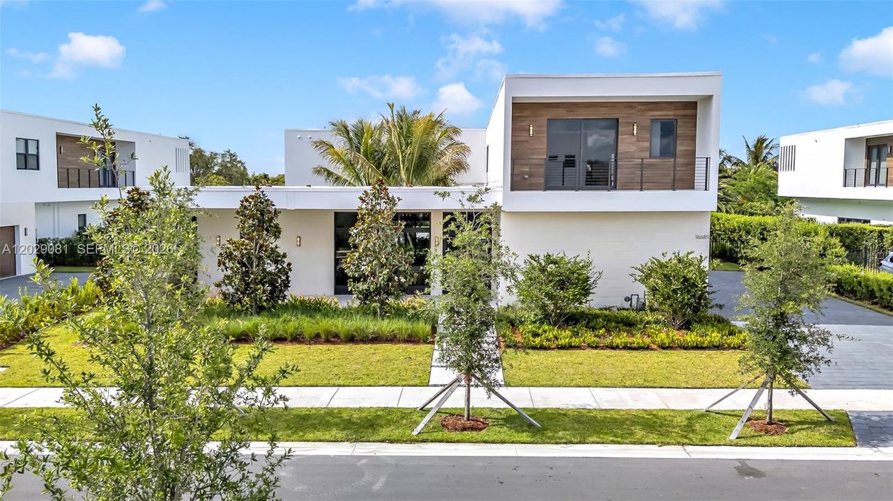 For Sale: $3,100,000 (5 beds, 6 baths, 5368 Square Feet)