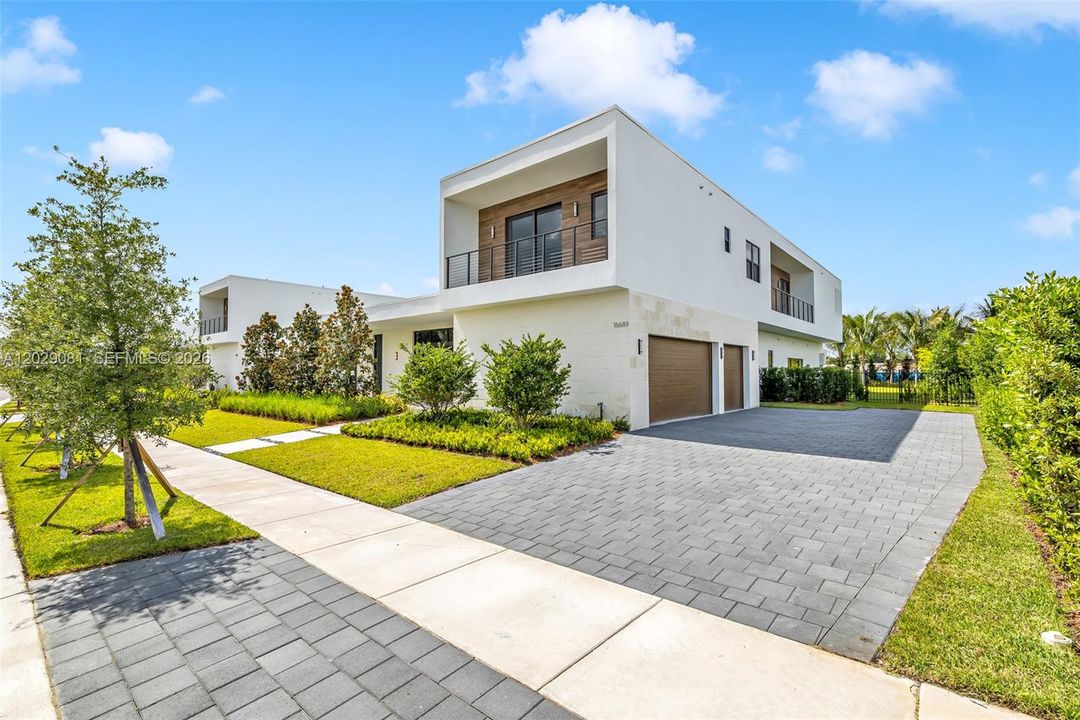 For Sale: $3,100,000 (5 beds, 6 baths, 5368 Square Feet)