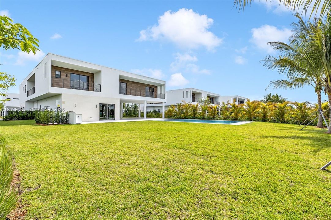 For Sale: $3,100,000 (5 beds, 6 baths, 5368 Square Feet)