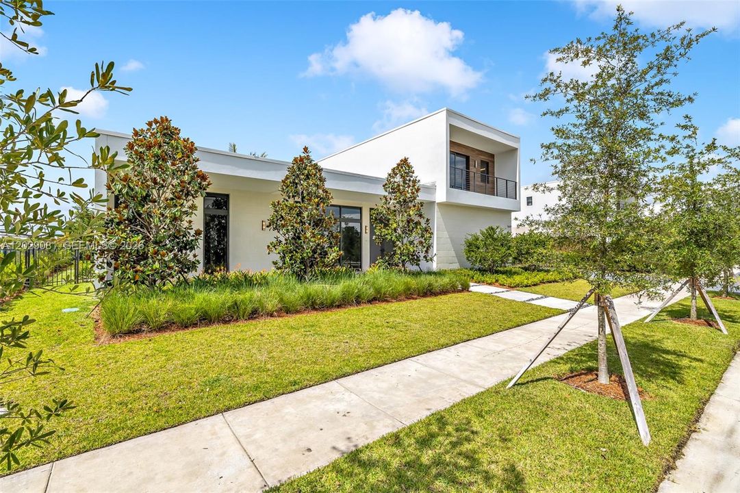 For Sale: $3,100,000 (5 beds, 6 baths, 5368 Square Feet)