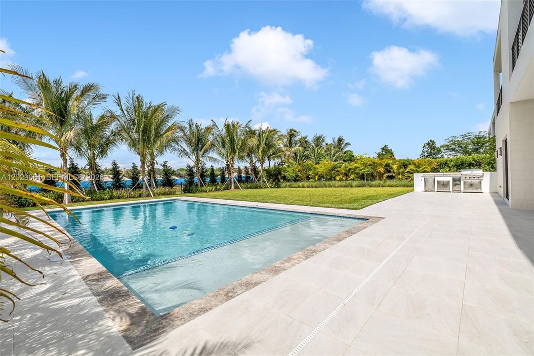 For Sale: $3,100,000 (5 beds, 6 baths, 5368 Square Feet)