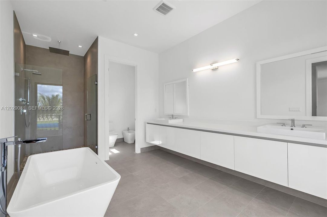 For Sale: $3,100,000 (5 beds, 6 baths, 5368 Square Feet)