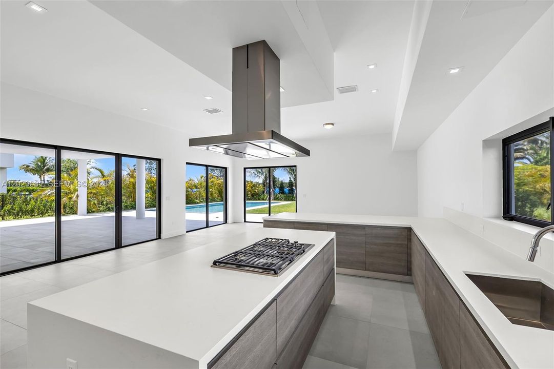 For Sale: $3,100,000 (5 beds, 6 baths, 5368 Square Feet)