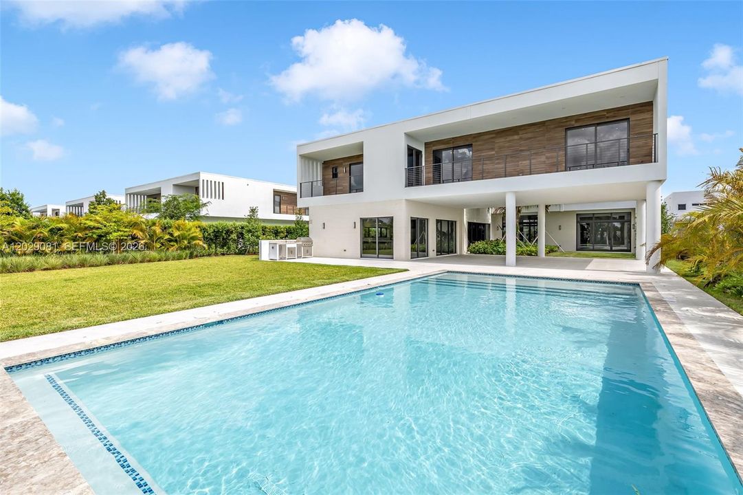 For Sale: $3,100,000 (5 beds, 6 baths, 5368 Square Feet)