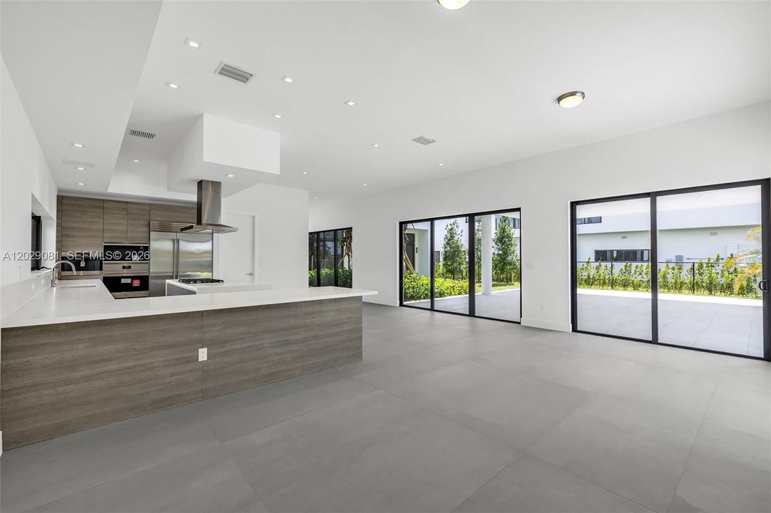 For Sale: $3,100,000 (5 beds, 6 baths, 5368 Square Feet)