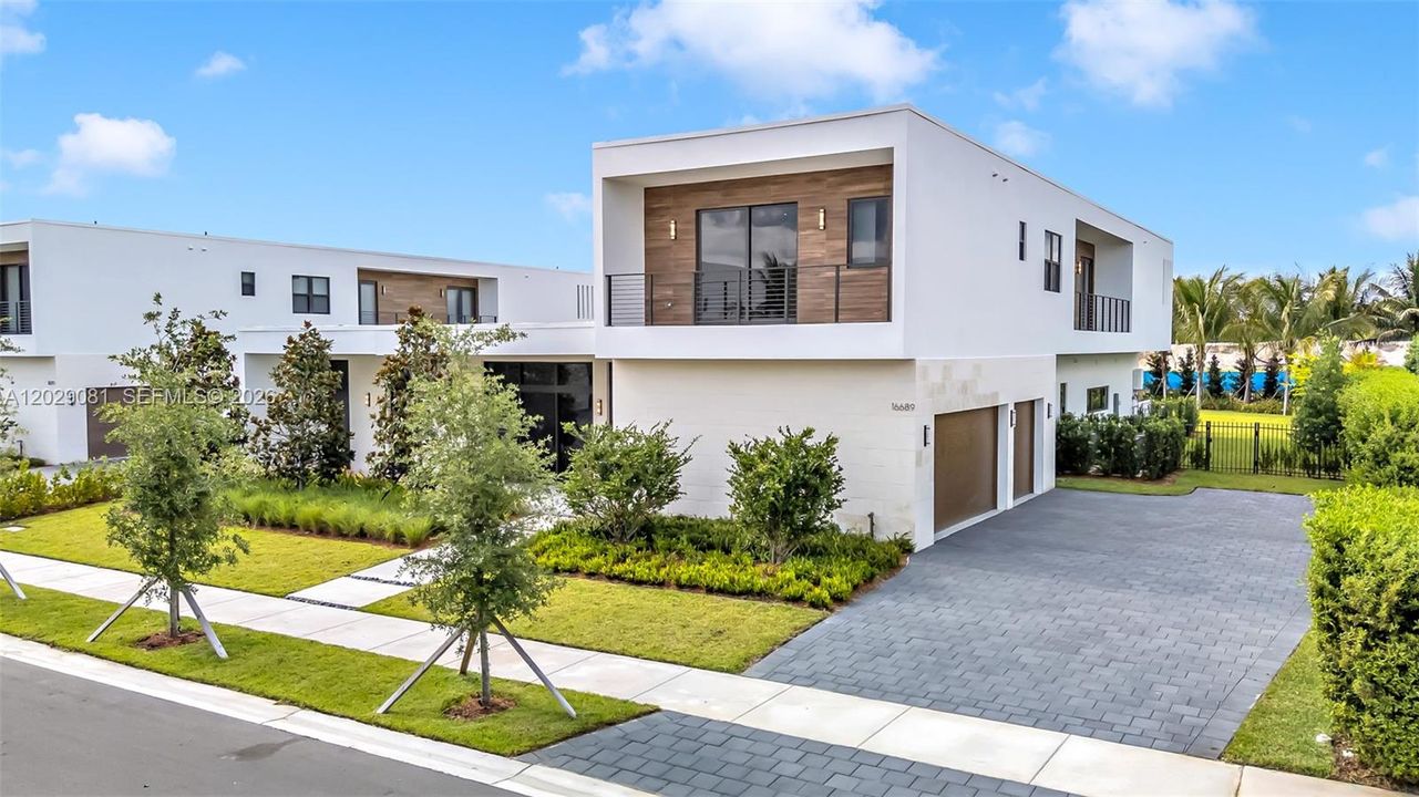 For Sale: $3,100,000 (5 beds, 6 baths, 5368 Square Feet)