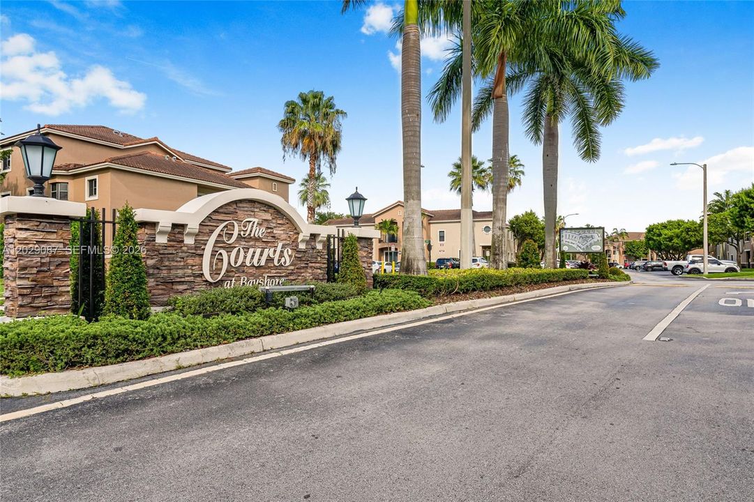 Active With Contract: $2,000 (2 beds, 2 baths, 817 Square Feet)