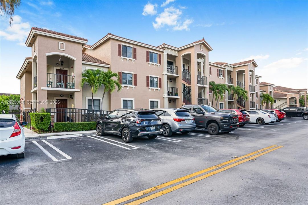 Active With Contract: $2,000 (2 beds, 2 baths, 817 Square Feet)