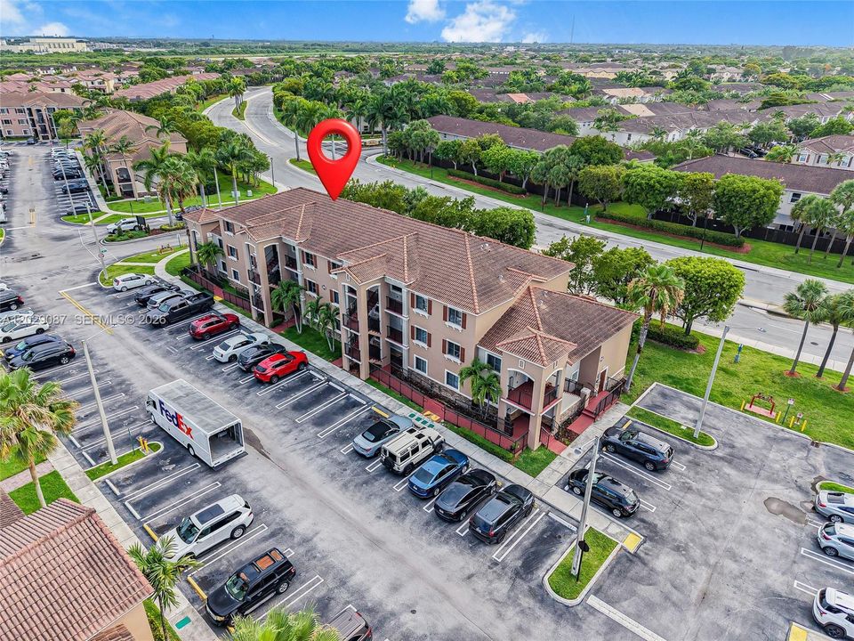 Active With Contract: $2,000 (2 beds, 2 baths, 817 Square Feet)