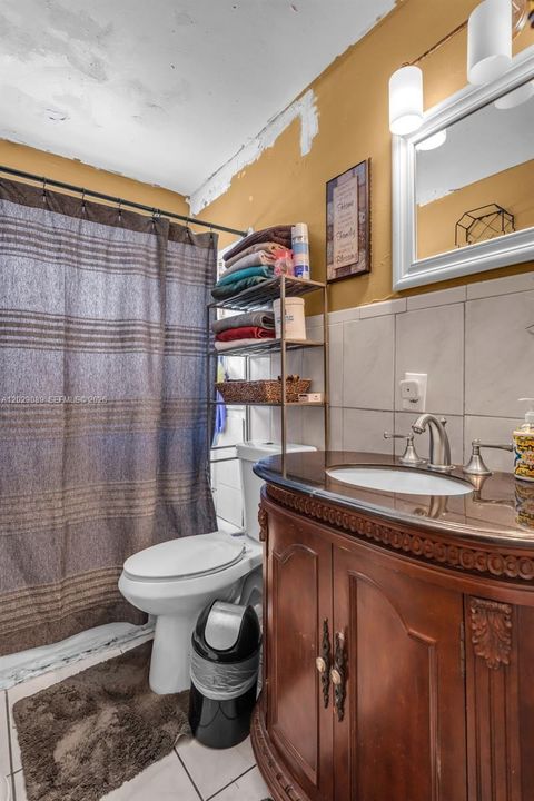 Под контрактом: $329,999 (3 спален, 1 ванн, 1080 Квадратных фут)