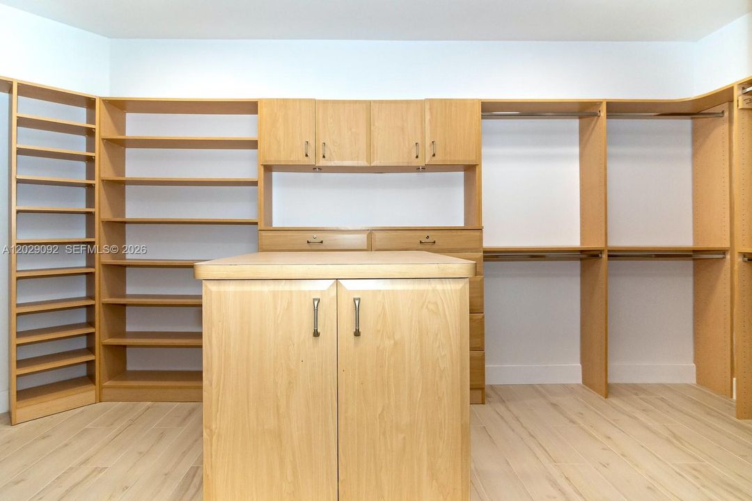 В аренду: $10,800 (4 спален, 4 ванн, 3400 Квадратных фут)