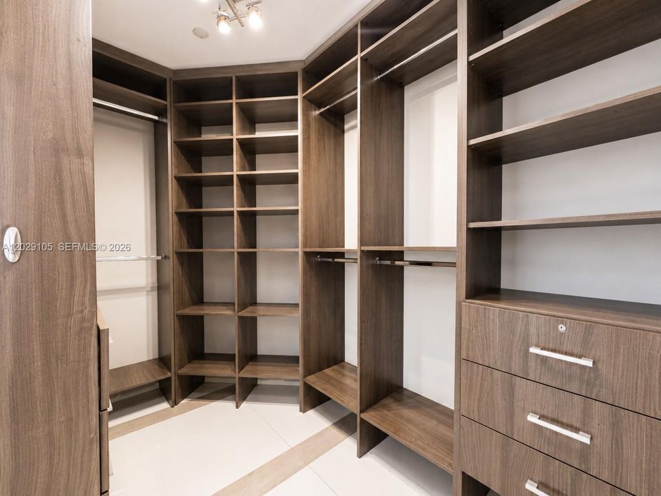 For Sale: $1,100,000 (2 beds, 2 baths, 1128 Square Feet)