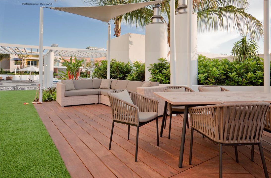 For Sale: $1,100,000 (2 beds, 2 baths, 1128 Square Feet)
