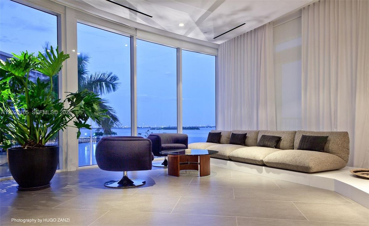 For Sale: $1,100,000 (2 beds, 2 baths, 1128 Square Feet)