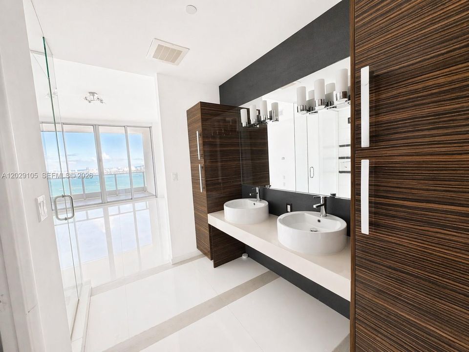 For Sale: $1,100,000 (2 beds, 2 baths, 1128 Square Feet)