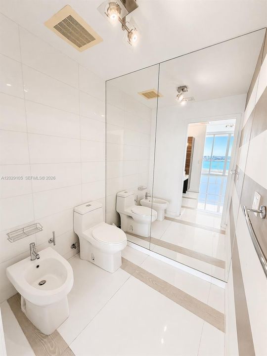For Sale: $1,100,000 (2 beds, 2 baths, 1128 Square Feet)