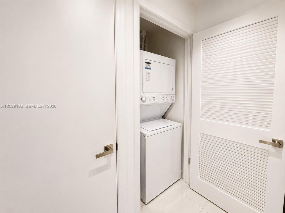 For Sale: $1,100,000 (2 beds, 2 baths, 1128 Square Feet)