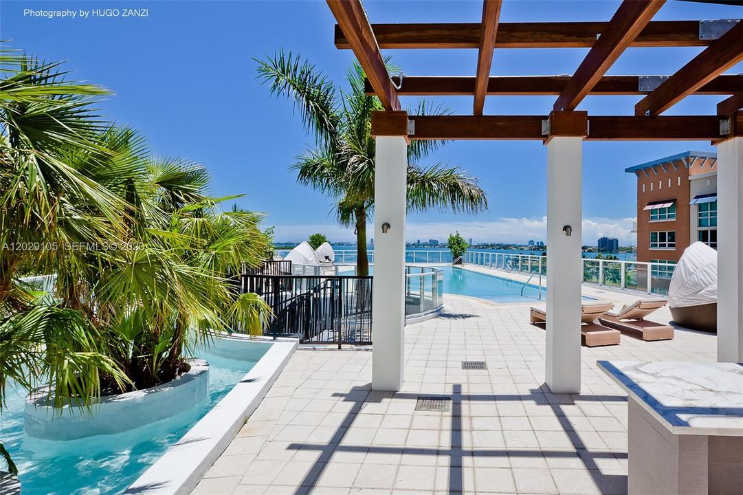 For Sale: $1,100,000 (2 beds, 2 baths, 1128 Square Feet)