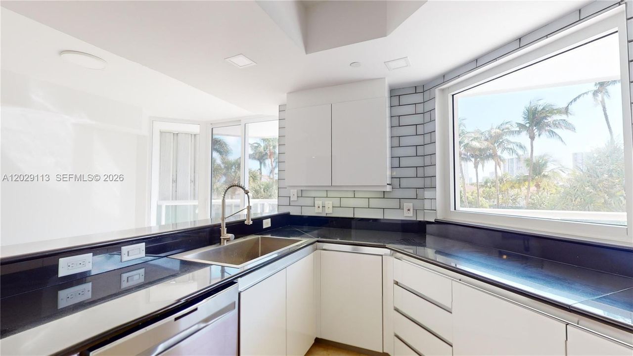 For Sale: $1,280,000 (4 beds, 4 baths, 3400 Square Feet)