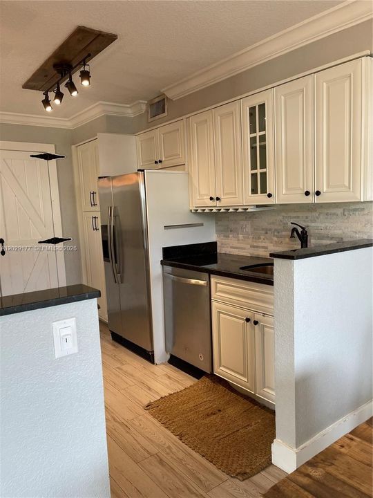 For Rent: $2,750 (2 beds, 1 baths, 1034 Square Feet)