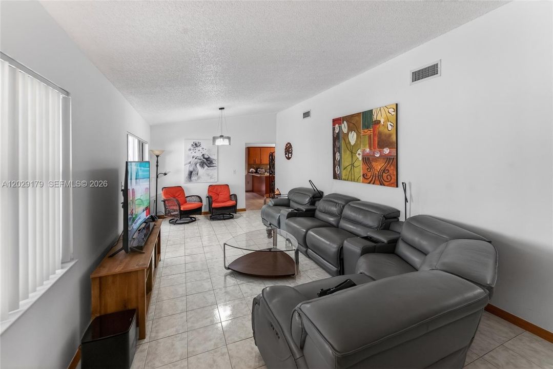 For Rent: $3,200 (3 beds, 2 baths, 1547 Square Feet)