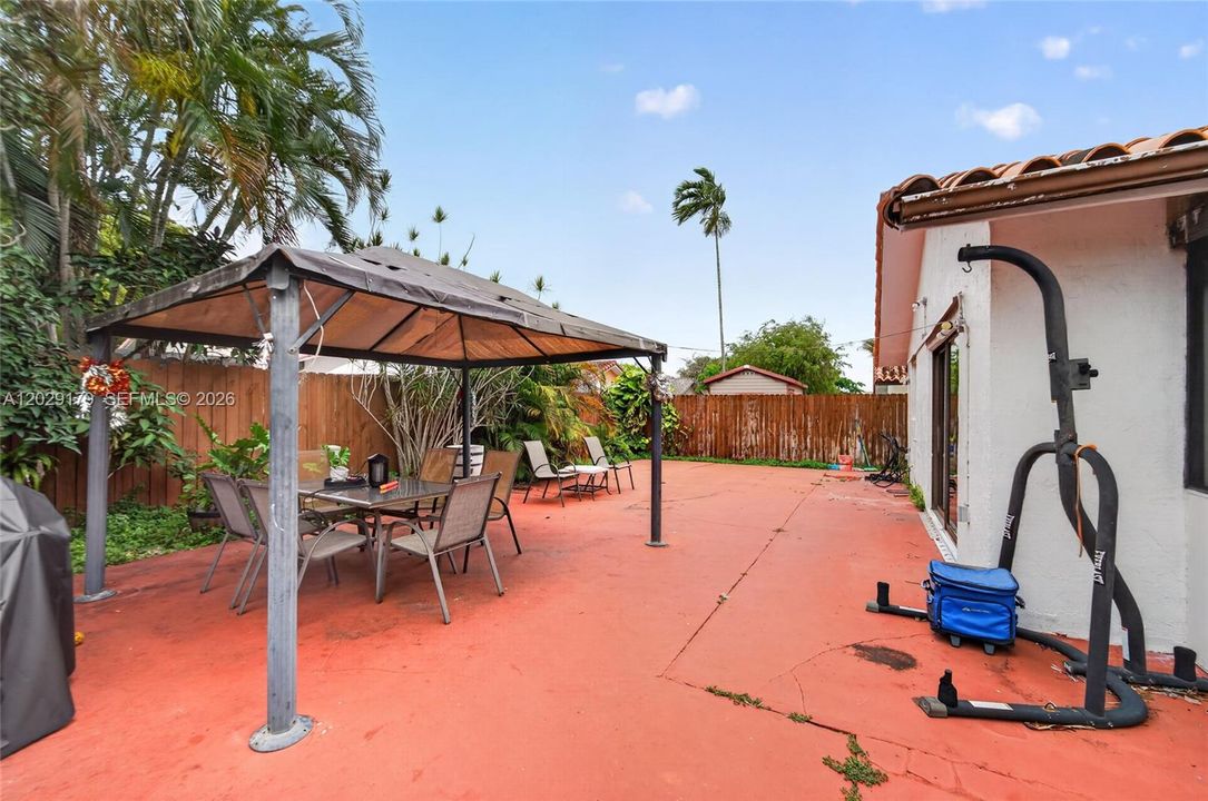 For Rent: $3,200 (3 beds, 2 baths, 1547 Square Feet)