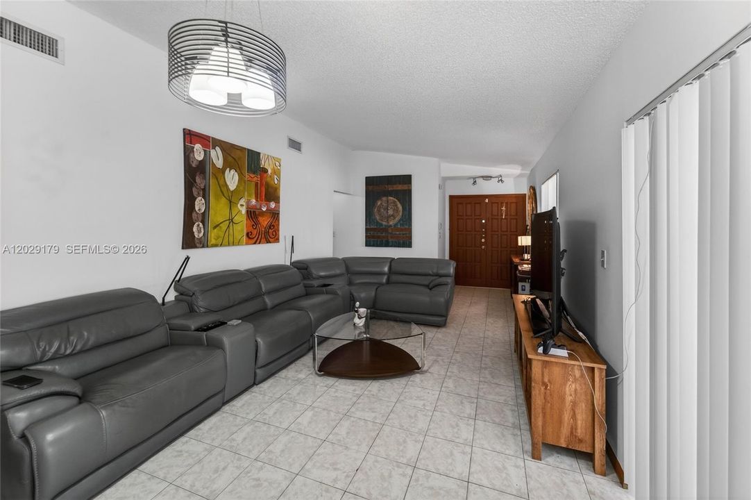 For Rent: $3,200 (3 beds, 2 baths, 1547 Square Feet)
