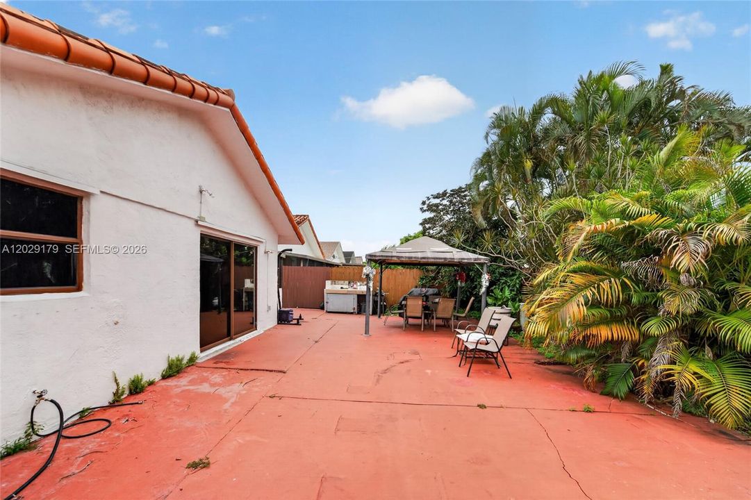 For Rent: $3,200 (3 beds, 2 baths, 1547 Square Feet)
