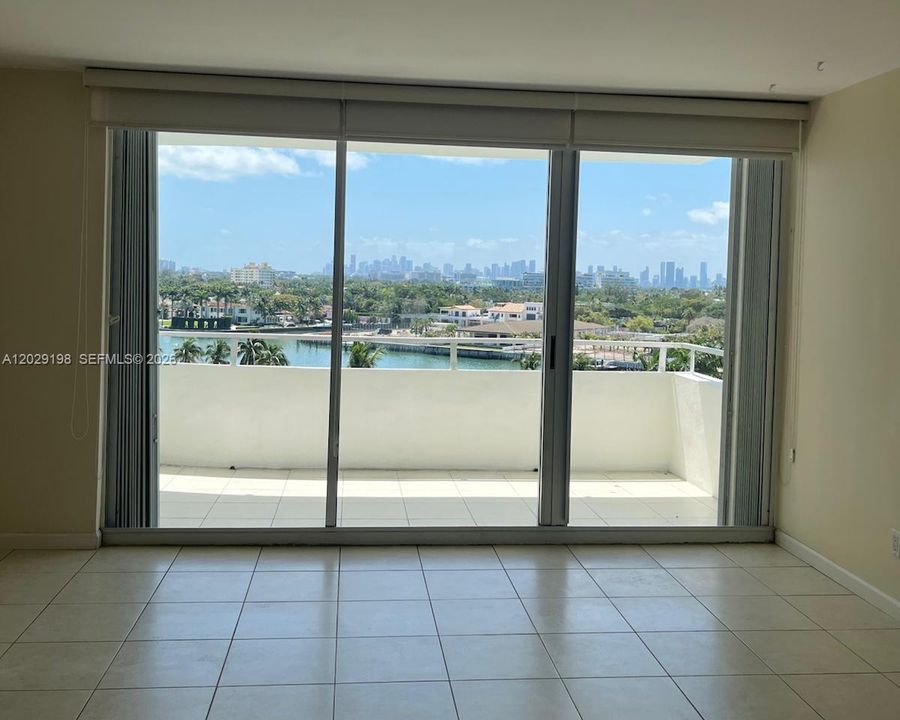 For Rent: $2,900 (1 beds, 1 baths, 910 Square Feet)
