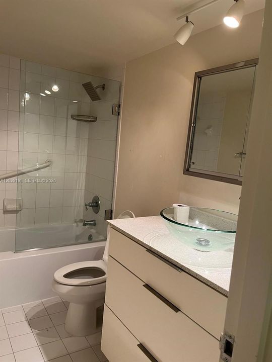For Rent: $2,900 (1 beds, 1 baths, 910 Square Feet)